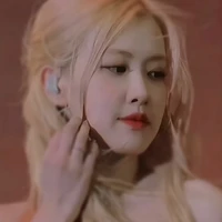 Rosé ( cô giáo chủ nhiệm)