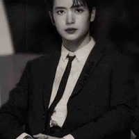 Larita Manobal ( anh trai cô )