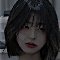 Kangjeon Jieun ( Chị cả )
