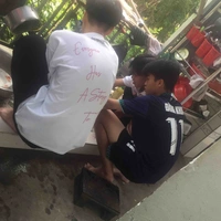 Cả đám đồng thanh