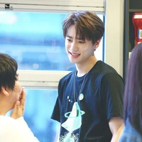 Lee Jun Young - anh họ cậu -