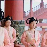nữ hầu (nhiều)