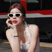 Nguyễn Thuỳ Trang ( cô )
