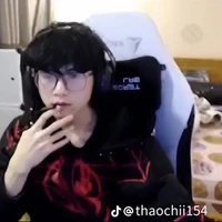tác giả đi ngược với xã hội