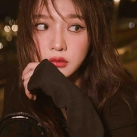 Ployshompoo Supasap (chị/Jan)