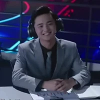 Bình luận viên 2