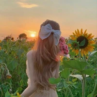 Em bé bám người