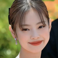 Jennie( chị gái TT)