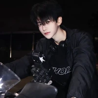 Viên Mộc Phong ( em họ Hân Dương)