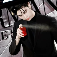 tác giả đang đu cây