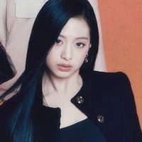 Jung Ahyeon ( cô )