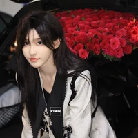 Vương hiển giai(chị họ cô)