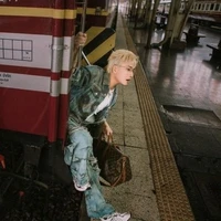 Hoàng Kim Long-Lou Hoàng