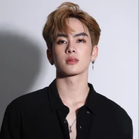 Santa (bạn thân anh)