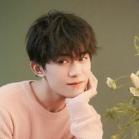 Dịch Dương Thiên Tỉ _ anh 3 cậu