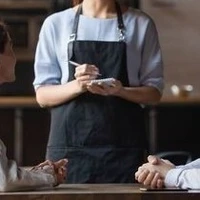 Nhân viên quán lẩu