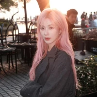 Trịnh Đan Ny ( chị )