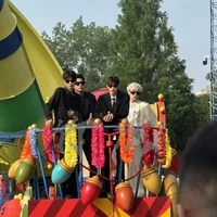 Cả đám bn của cô