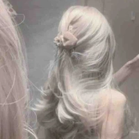 Mẫn Nhi tóc trắng 