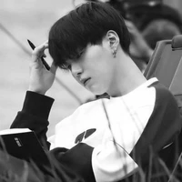Min Yoongi - hắn