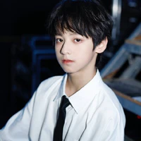 Đang Leo Cột Điện_YHB