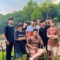 Cả team (trừ người nói 🤣)