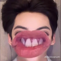 Nhỏ này là ai?