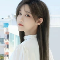 Vương Hiểu Giai ( chị 2 nàng)