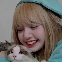 lisa ( mẹ của bốn cô)