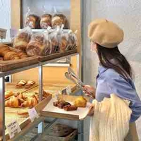 Chị chủ tiệm bánh