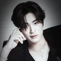 Gemini Titicharoenrak ( Hắn )