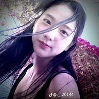 Chị Ngọc(chị gái cậu)