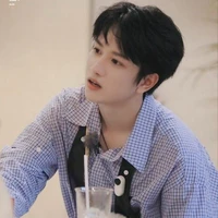 Ngao Tử Dật/Quản Gia