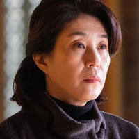 Myeong A-Eoan - Mẹ của Myeong Chang-Ha.