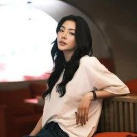 Faye Peraya ( Chị 2 cô )