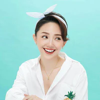 Nguyễn Khoa Tóc Tiên ( chị cô )