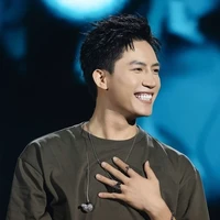 Anh Tú voi