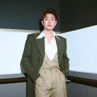 Dương đeo mic