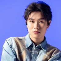 Dương đeo mic