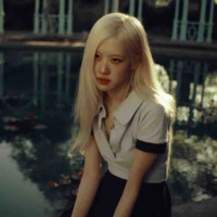 Rosé( chị gái Rami )