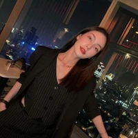 meena(bạn thân cô)