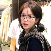 Nhã Thanh Hy_cô(khi đeo kính)