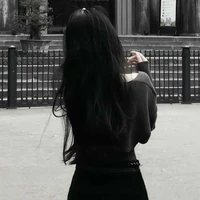 Trần Minh Trúc (em gái cậu) .