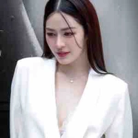 Lingling Kwong ( cô )