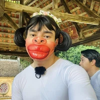 cô gái cột tóc hai bên