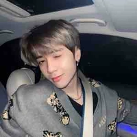 Con nhỏ ghi truyện=))