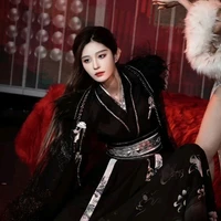 Vương Dịch - cô