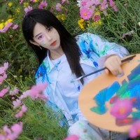 Lô Hinh Di (L)